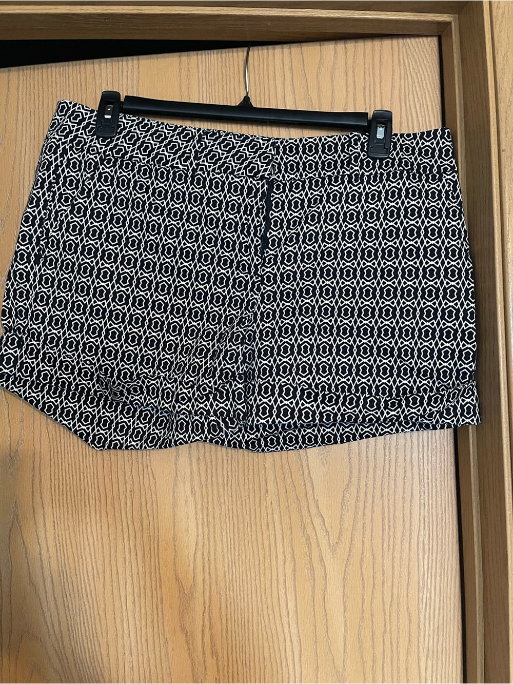 New York & Company Black and White Geometric Skort